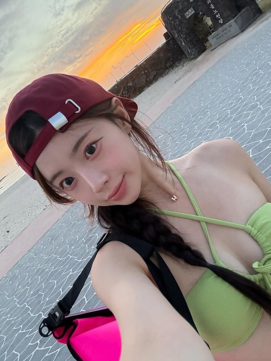韩华鹰啦啦队员金娜妍分享夏日近况，舞台表现与休闲造型引发关注